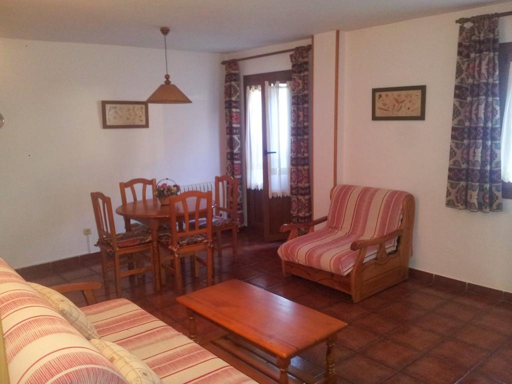 Apartamentos Petronilla Benasque Pokoj fotografie